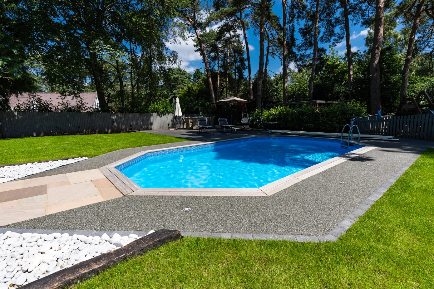 Resin bound swimming pool surround